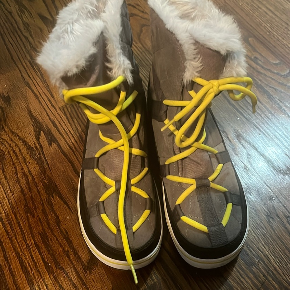 Size 8 snow and rain boots SOREL